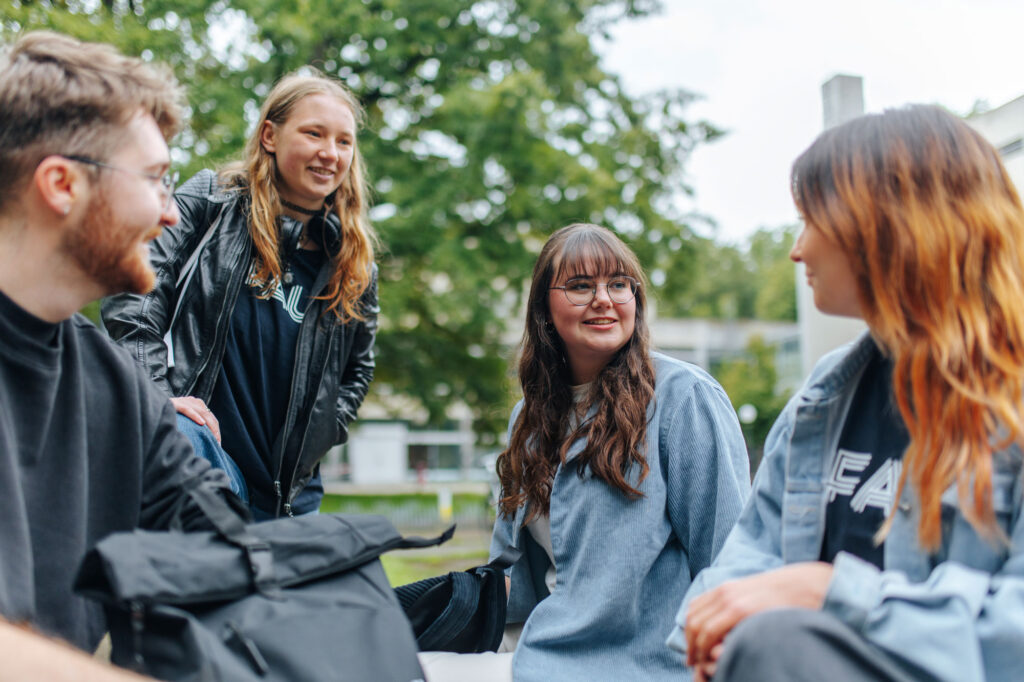 Personen im Gespräch.