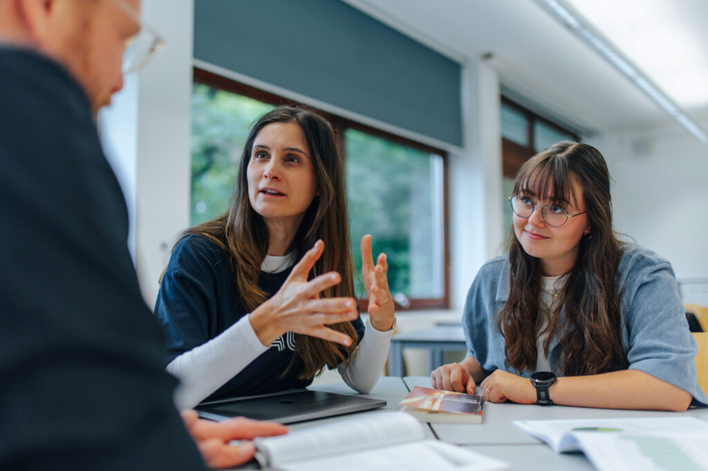 Drei Personen im Gespräch.