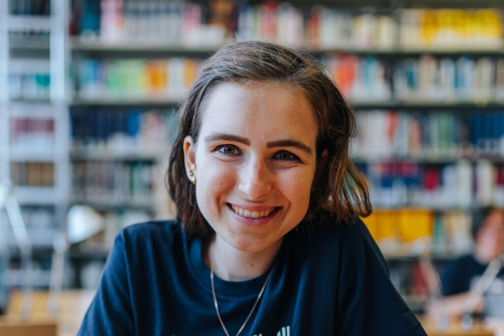 Frau schaut in die Kamera.