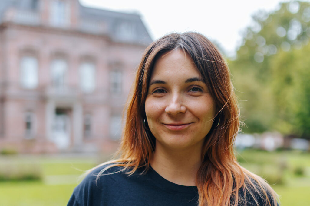 Frau schaut in die Kamera.