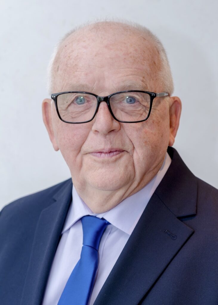 Ein älterer Herr mit Brille. 