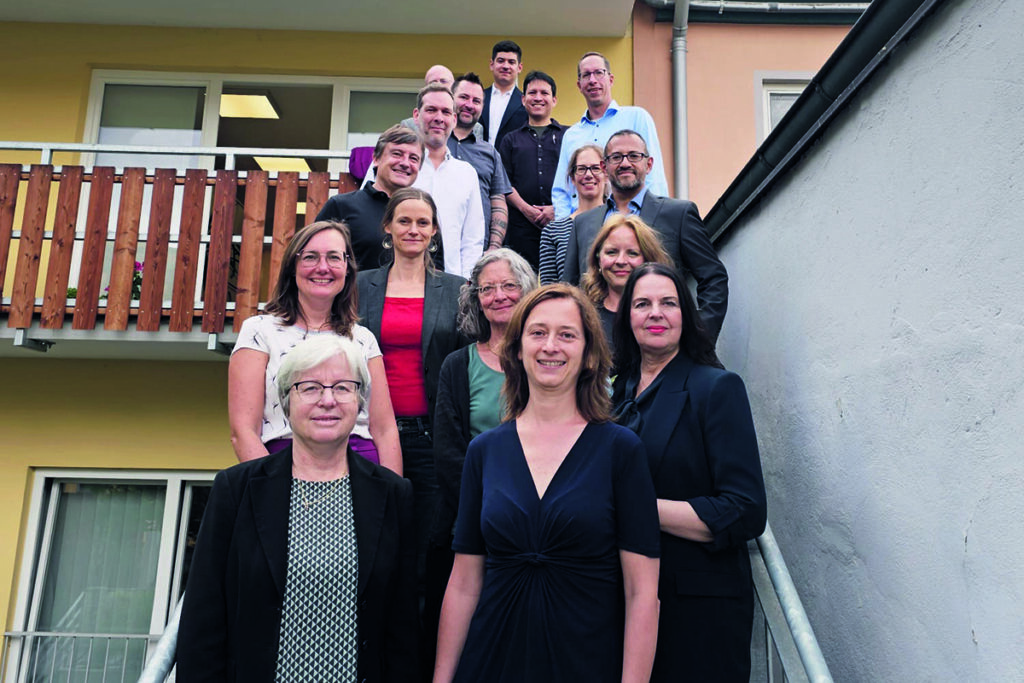Das team des Baylat auf einer treppe stehend. 