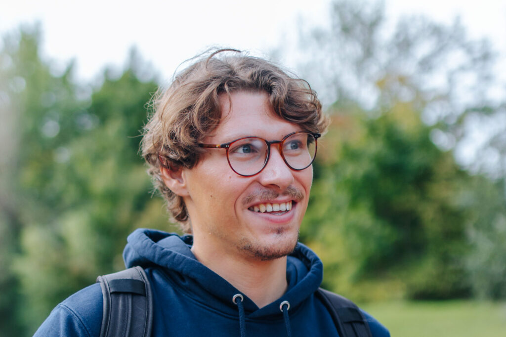 Mann schaut in Kamera.