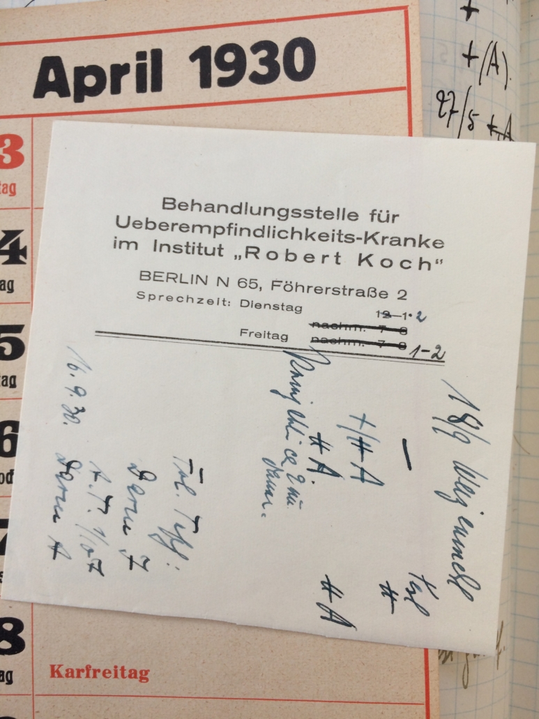 Kalenderblatt und handschriftliche Notizen von Lucie Adelsberger aus ihrer Zeit am Robert Koch-Institut (Bild: Evangelisches Zentralarchiv in Berlin/Benjamin Kuntz)