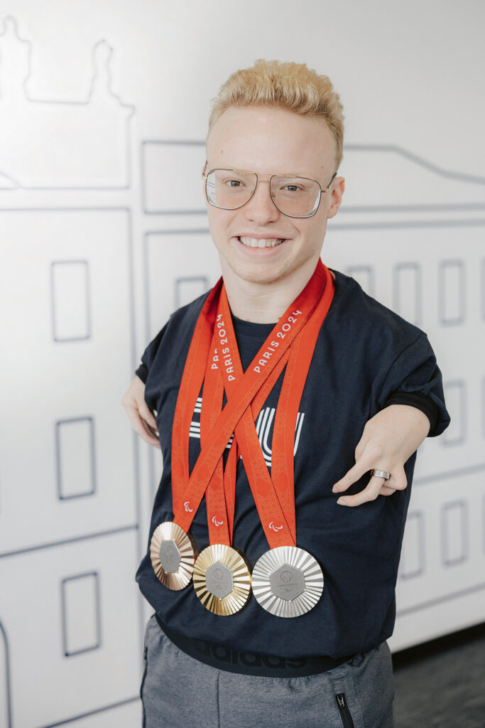 Josia Topf mit drei Medaillen.