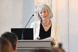 Katryn Sikknik an einem Rednerpult.