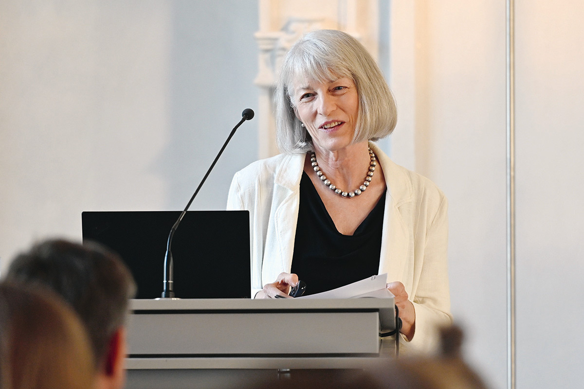 Katryn Sikknik an einem Rednerpult.
