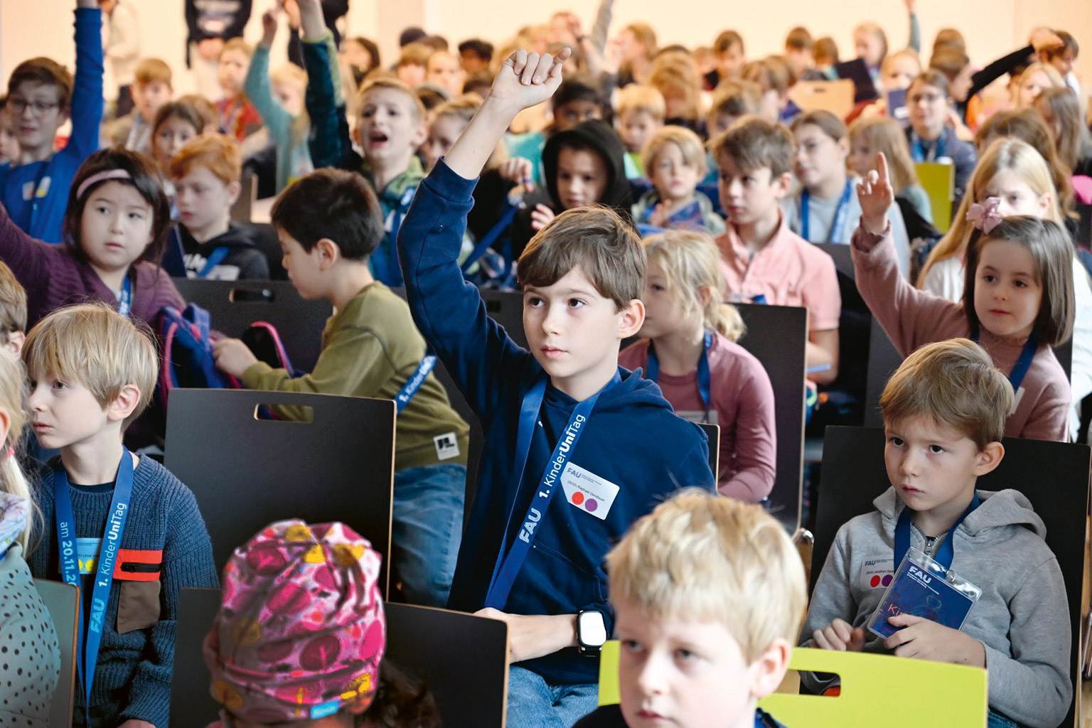 Ein Saal voller Kinder.