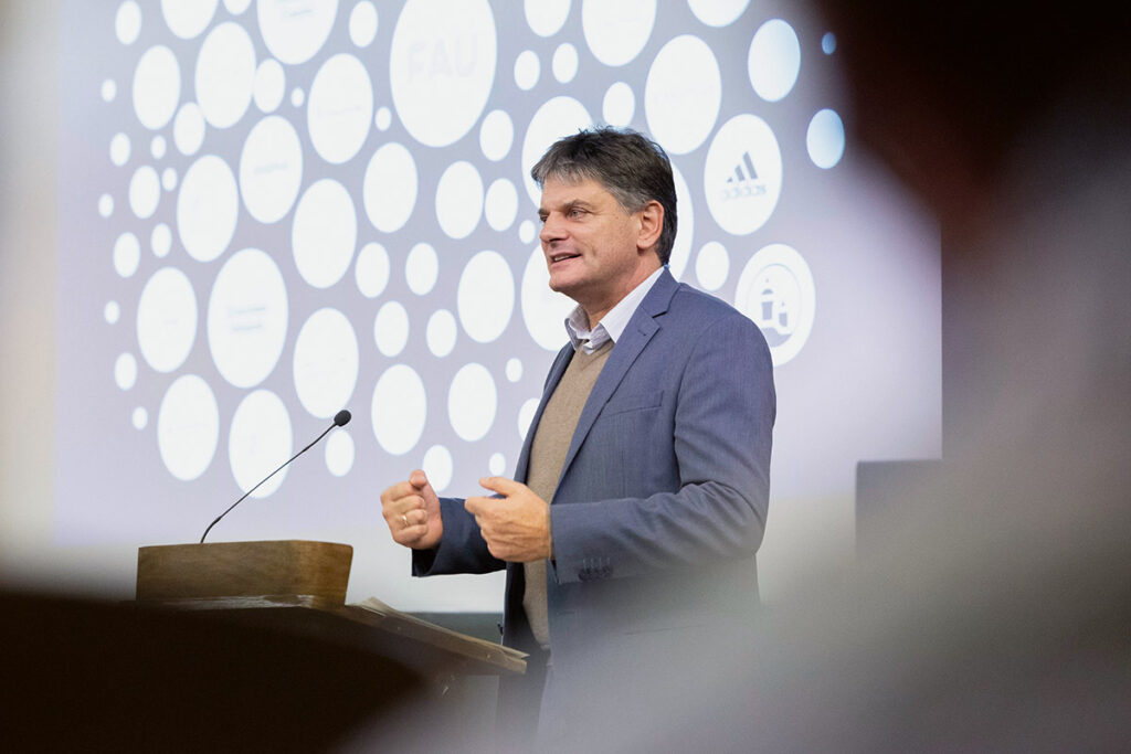 Joachim Hornegger an einem Rednerpult.