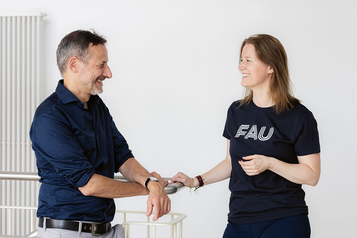 Almut Schilling-Vacaflor und Georg Glasze unterhalten sich.