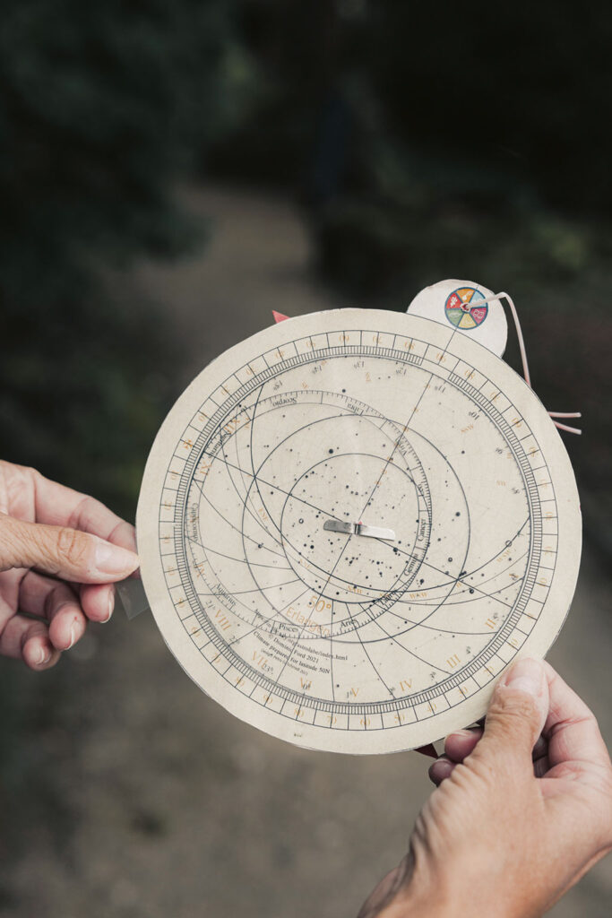 Zwei Hände halten ein Papiermodell.