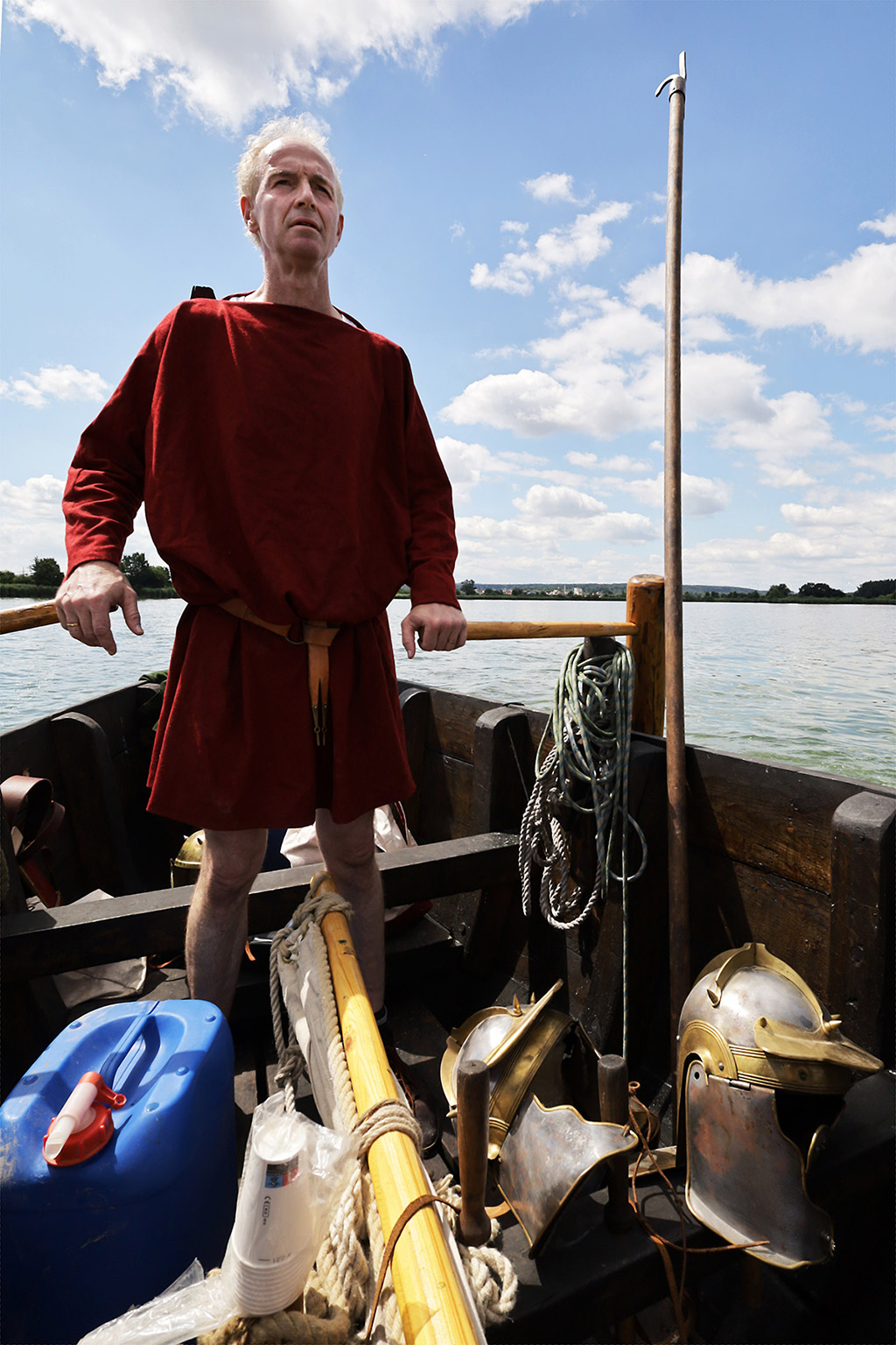 Boris Dreyer in roter TUnika am Ruder eines Römerbootes.