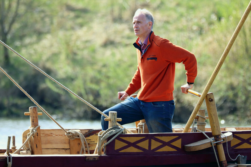 Boris Dreyer am Ruder eines Römerbootes.