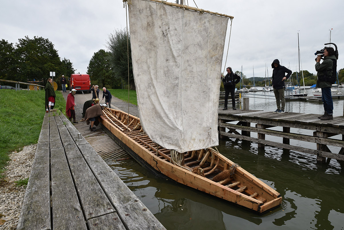 Ein Römerboot wird zu Wasser gelassen.
