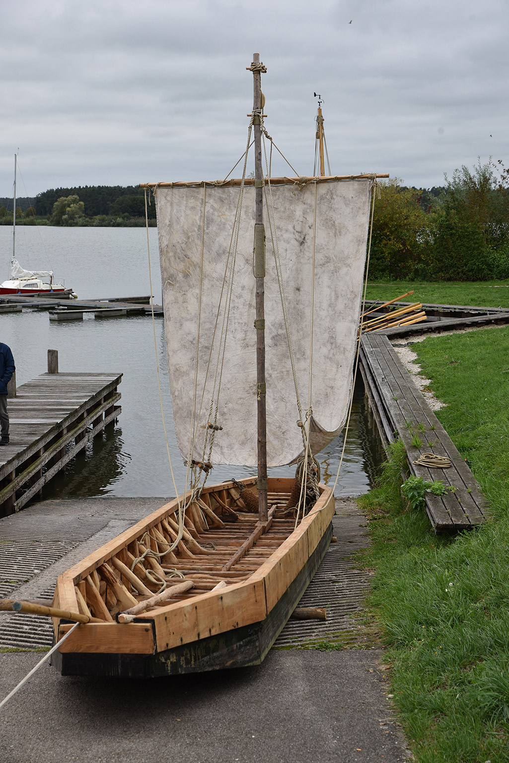 Ein Boot steht am Kai an Land.