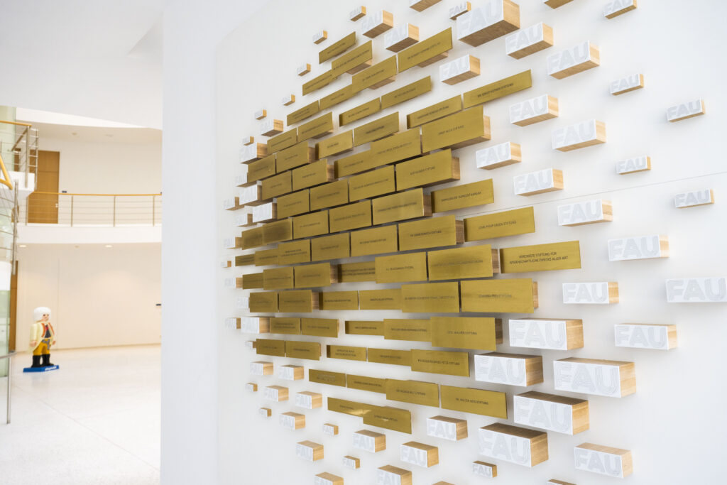 Stiftertafel der FAU im Gebäude Freyesleben.