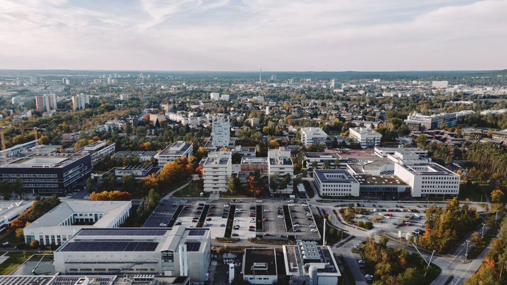 Ausblick auf eine Stadt.