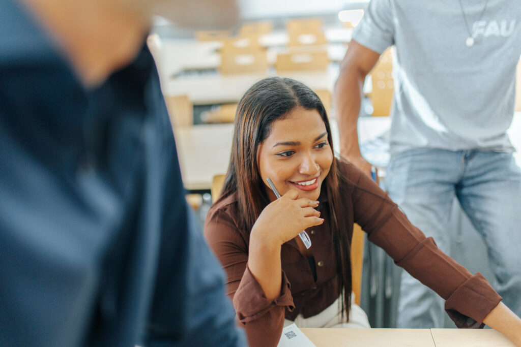 Eine Frau sitzt vor einem Laptop