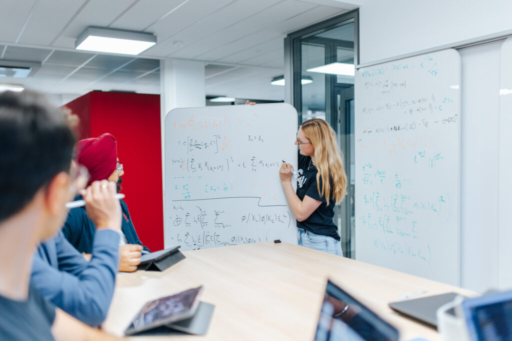 Dozentin schreibt auf Flipchart.