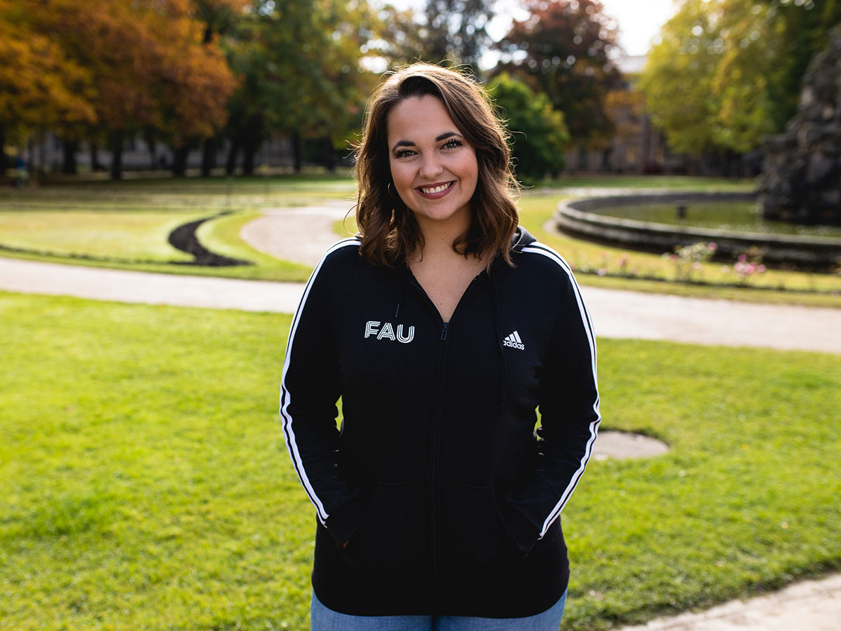 Frau trägt FAU-adidas-Jacke