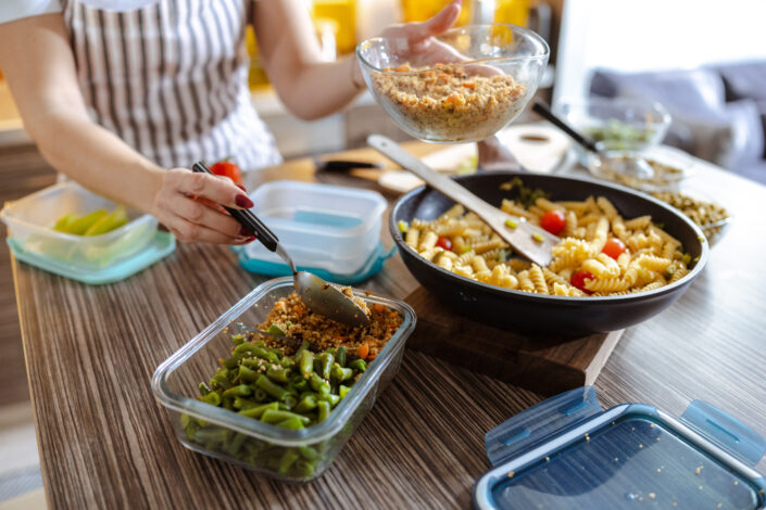 Eine Person macht Mealprep
