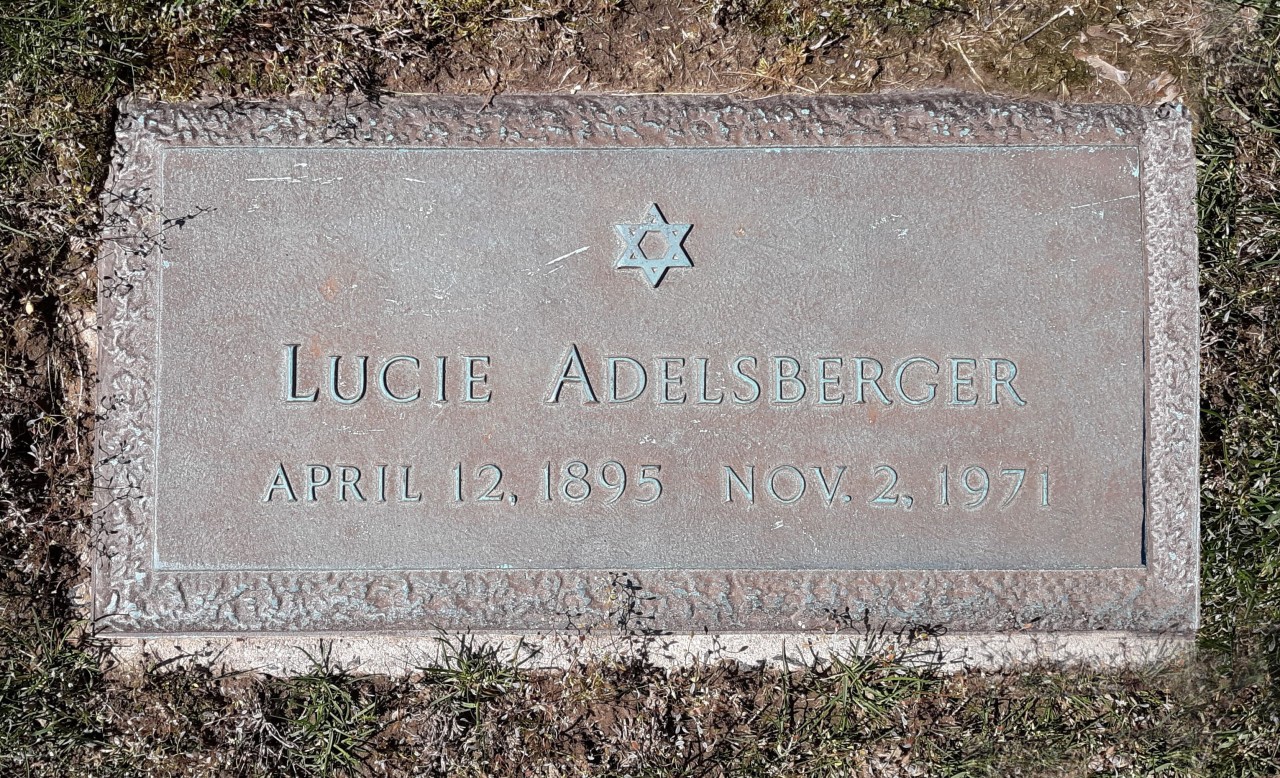 Das Grab von Lucie Adelsberger befindet sich auf dem Sharon Gardens Cemetery (einem Teil des Kensico Cemetery) in Valhalla, einer Stadt etwa 40 Kilometer nördlich des Stadtzentrums von New York City.(Quelle: Foto von Judith C. Mitchell, Öffentlichkeitsarbeit Kensico Cemetery, Valhalla, New York.)