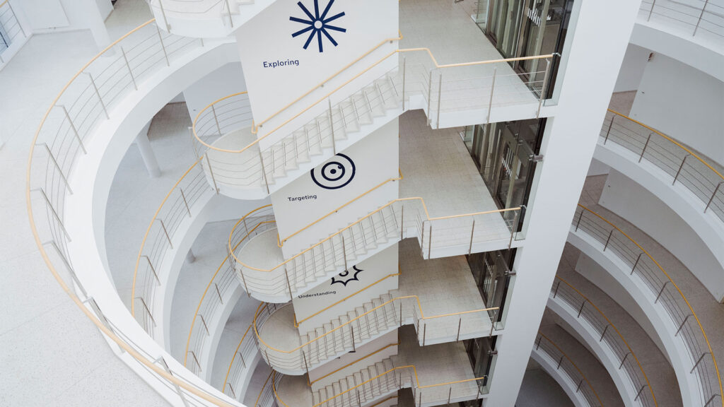 Das Treppenhaus des Verwaltungsgebäudes von oben fotografiert