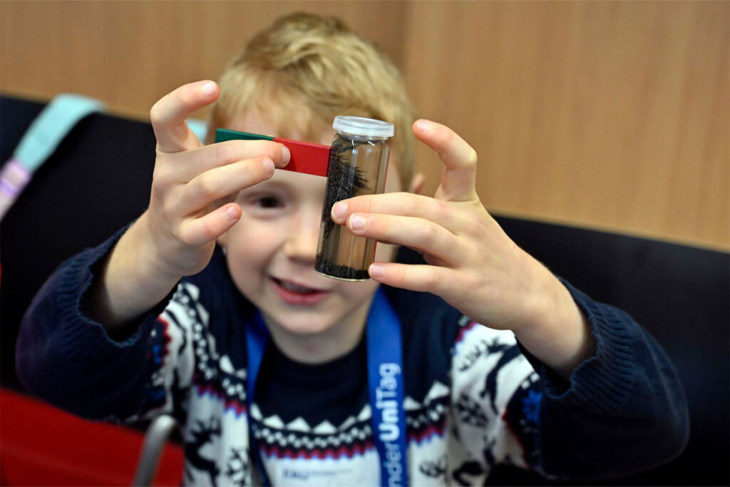 Ein Kind experimentiert.