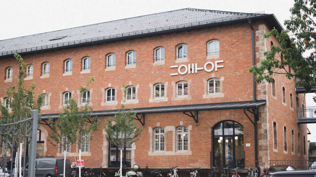 Das Zollhof Gebäude ist von außen zu sehen.