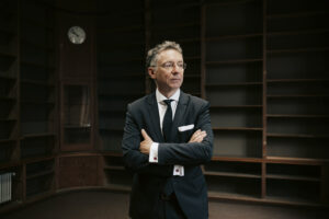 Christoph Safferling mit verschränkten Armen.