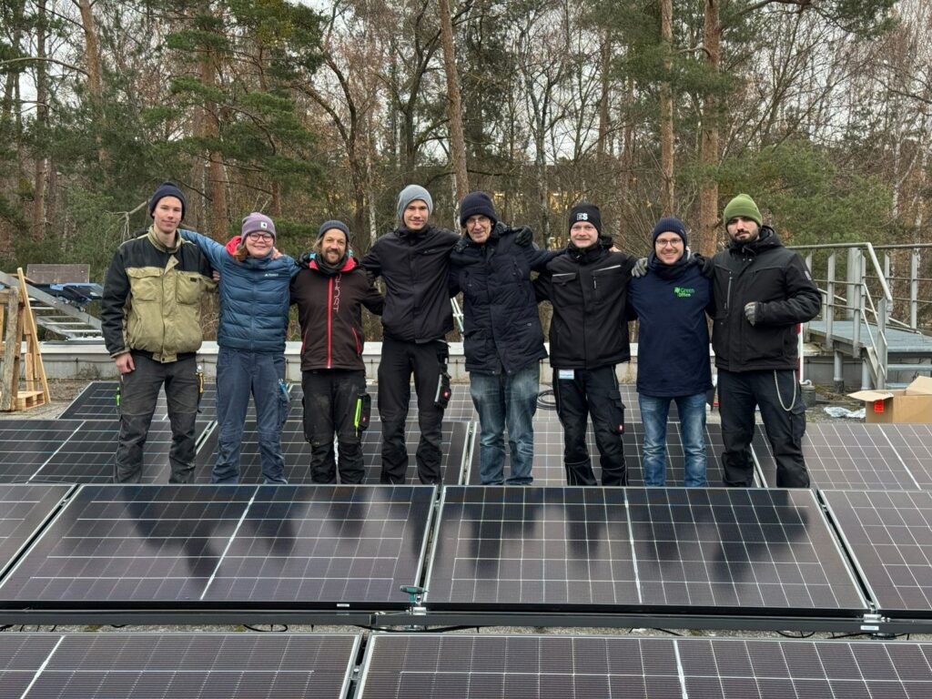 Gruppenfoto auf Solarpanelen