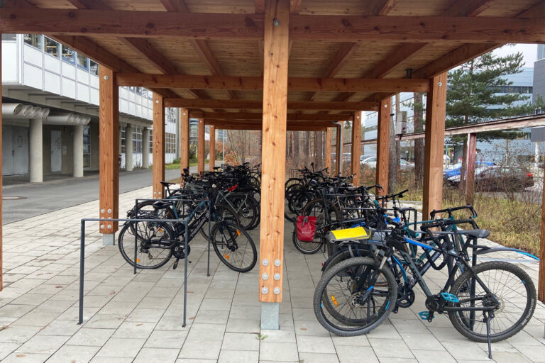 Mehr Komfort für Radfahrende an der FAU: Neue Fahrradbügel und Überdachungen erfolgreich installiert