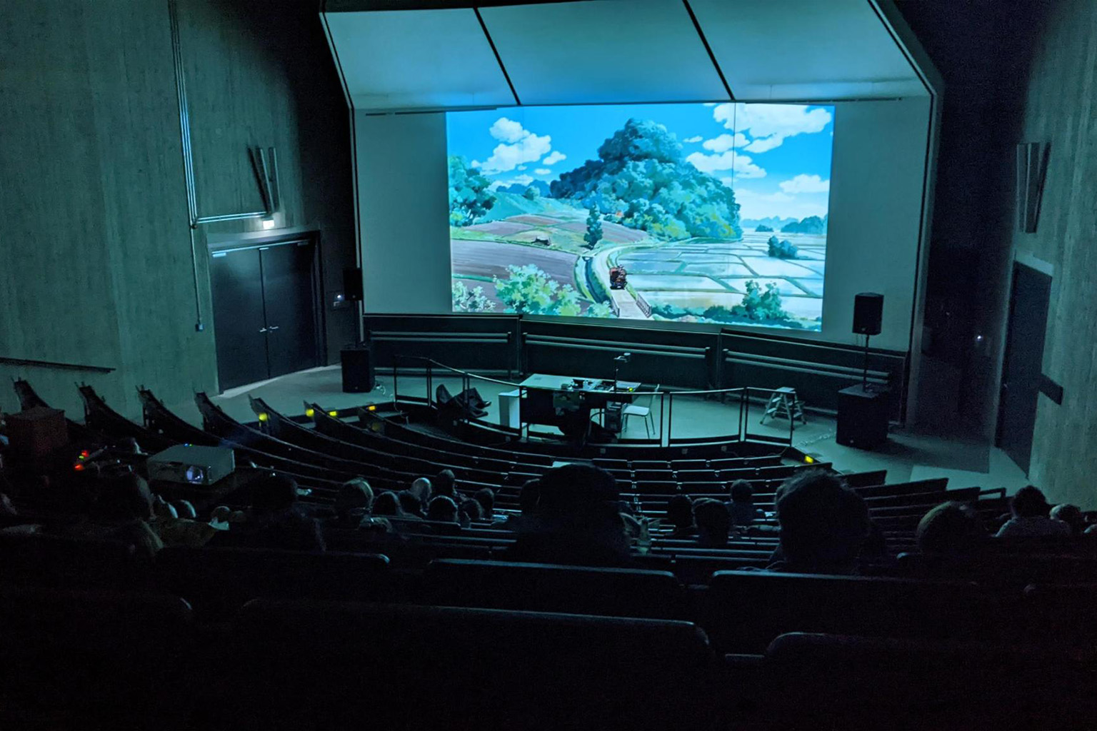 Ein Hörsaal im Dunkeln, ein Film auf der Leinwand