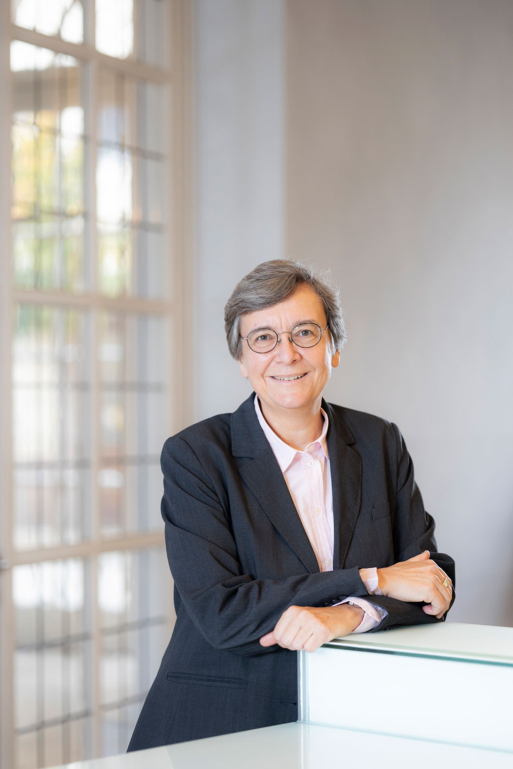 Katrin Möslein, Vizepräsidentin Outreach steht in der Orangerie in Erlangen.