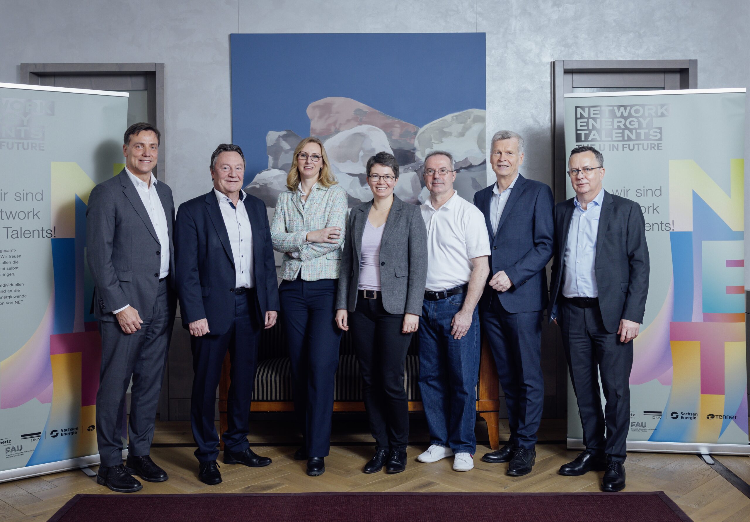 Gründungsunternehmen (Kuratorium) des Network Energy Talents e. V. (v.l.n.r.): Sven Behrend (BKW), Prof. Dr.-Ing. Matthias Luther (FAU Erlangen-Nürnberg), Lisa Besler (50 Hertz), Prof. Dr.-Ing. Maria Kosse (TUD), Steffen Mellenthin (TenneT Germany), Dr. Thomas Werner (DNV Energy Systems), Dr. Steffen Heine (SachsenNetze).
