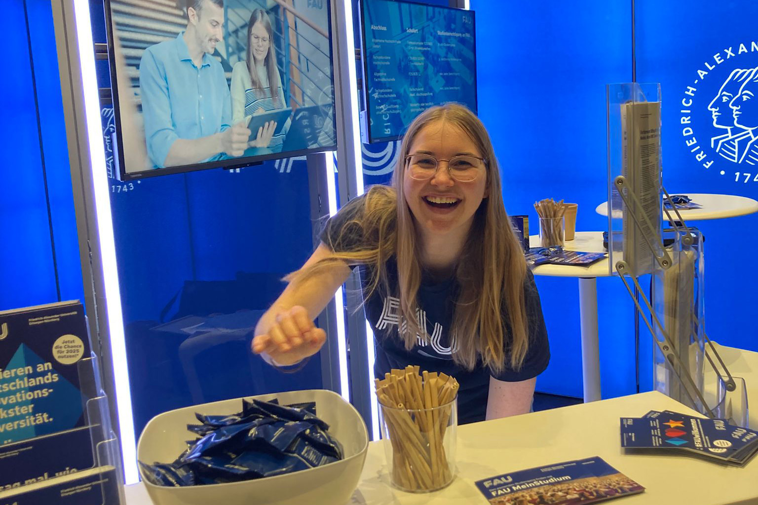Stundentin an FAU-Messestand