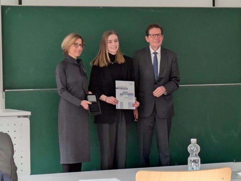 FAU-Absolventin erhält Schnieder-Preis „Junge Macherin“