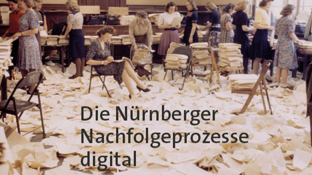 Auf diesem historischen Bild sitzen und stehen Menschen in Haufen von Papier und sichten dieses.