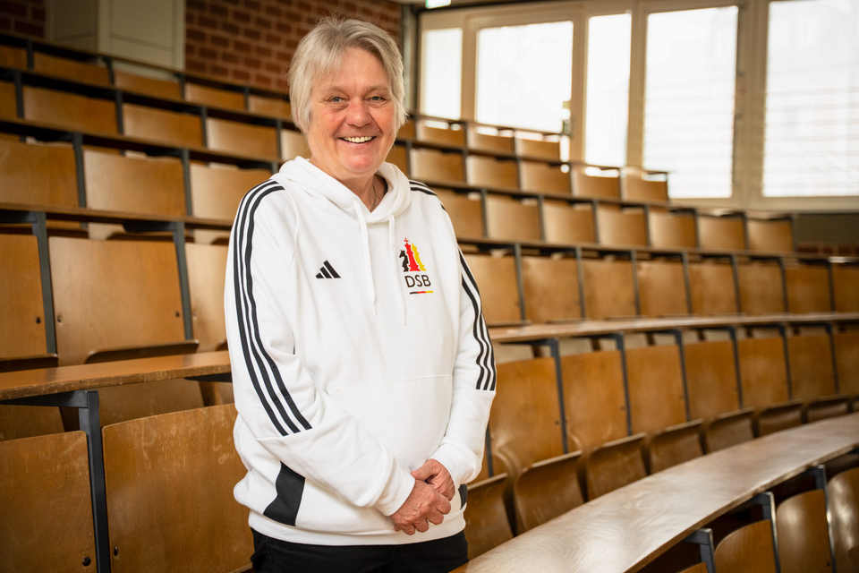 Ingrid Lauter mit Sportanzug in einem Vorlesungssaal.