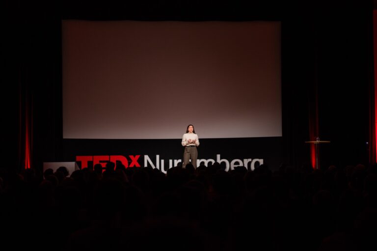 FAU-Doktorandin Milena Störmer auf TedX-Bühne