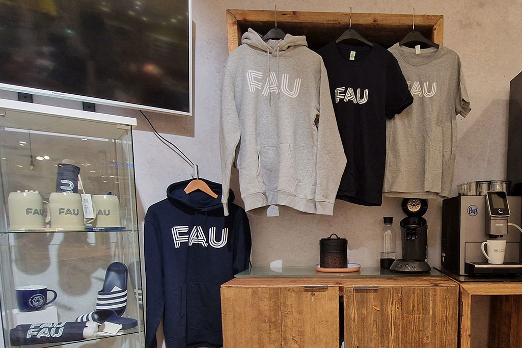 Warenauslage im FAU-Shop in den Erlangen-Arcaden