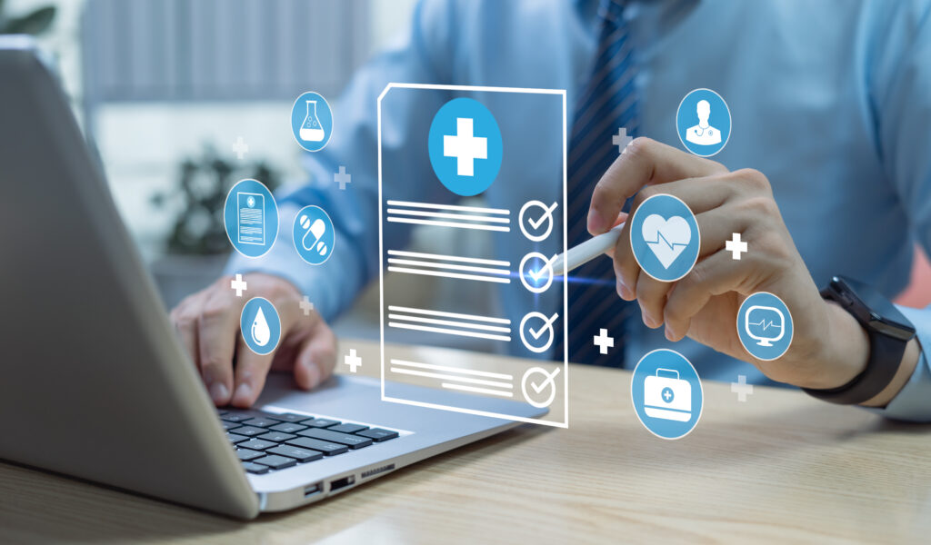 Arzt nutzt virtuellen Bildschirm zur Überprüfung medizinischer Dokumente, verbunden mit einem Gesundheitsnetzwerk mit digitalem Technologiekonzept, das moderne medizinische Innovationen und effiziente Lösungen für das Gesundheitswesen präsentiert.
