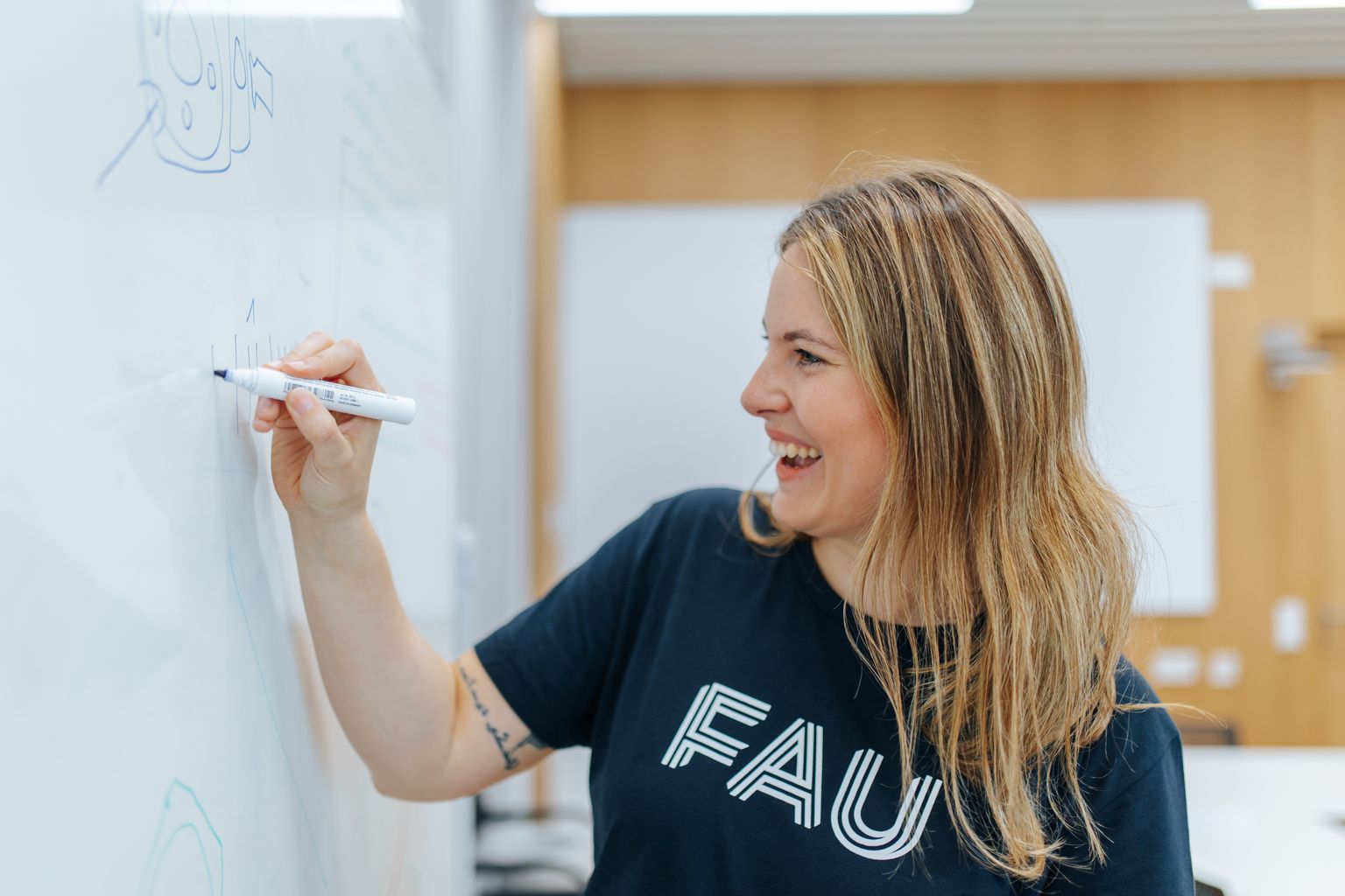 Studentin schreibt auf Whiteboard