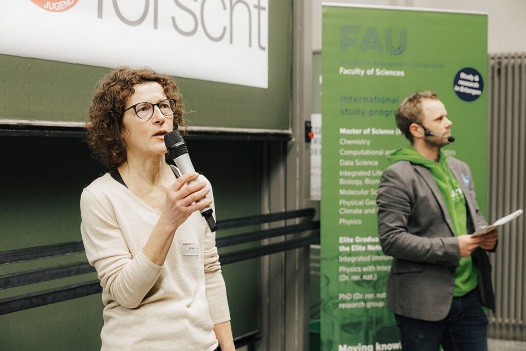 Angela Fösel, research associate at the Professorship for Physics Education, is one of the organizers of the Jugend forscht competition.