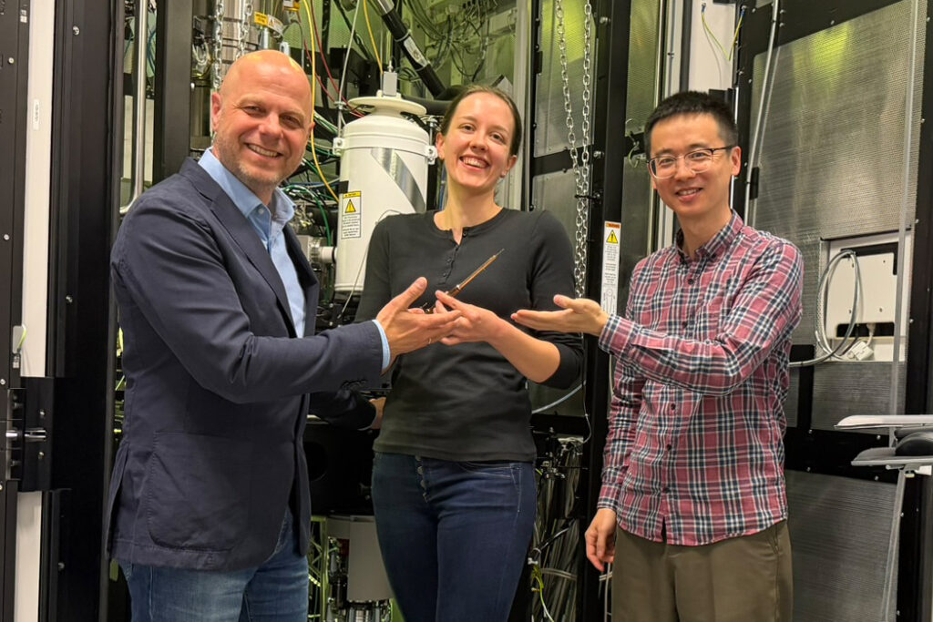 FAU-Prof. Dr. Erdmann Spiecker, Doktorandin Irene Kraus und Dr. Mingjian Wu am Transmissionselektronenmikroskop.