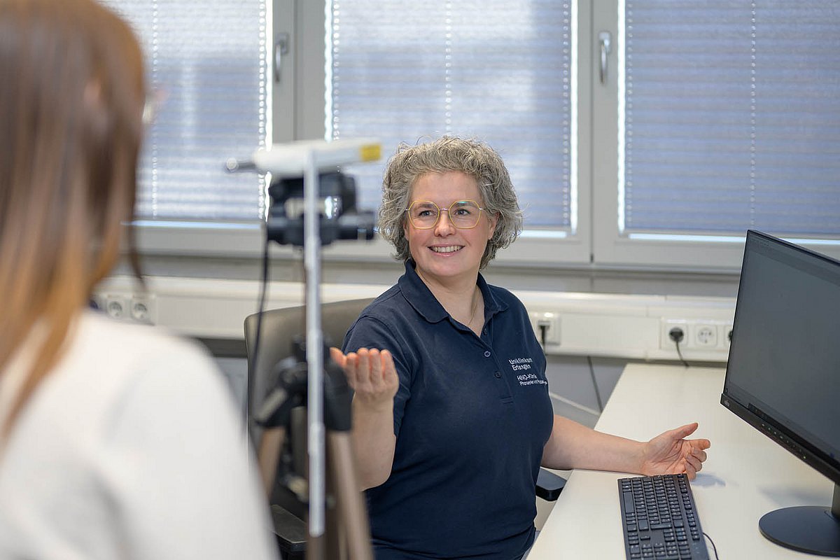 Eine sorgfältige logopädische Stimmdiagnostik ist entscheidend, um Stimmprobleme früh zu erkennen und individuell zugeschnittene Übungen zu entwickeln. 