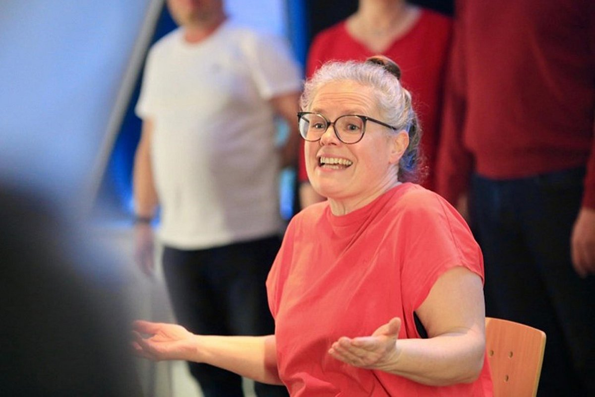 Was Jana Tschirschwitz in ihrer Arbeit als Logopädin mit Patientinnen und Patienten übt, bringt sie auch auf der Impro-Theaterbühne ein: Ausdrucksstärke und stimmliche Vielfal