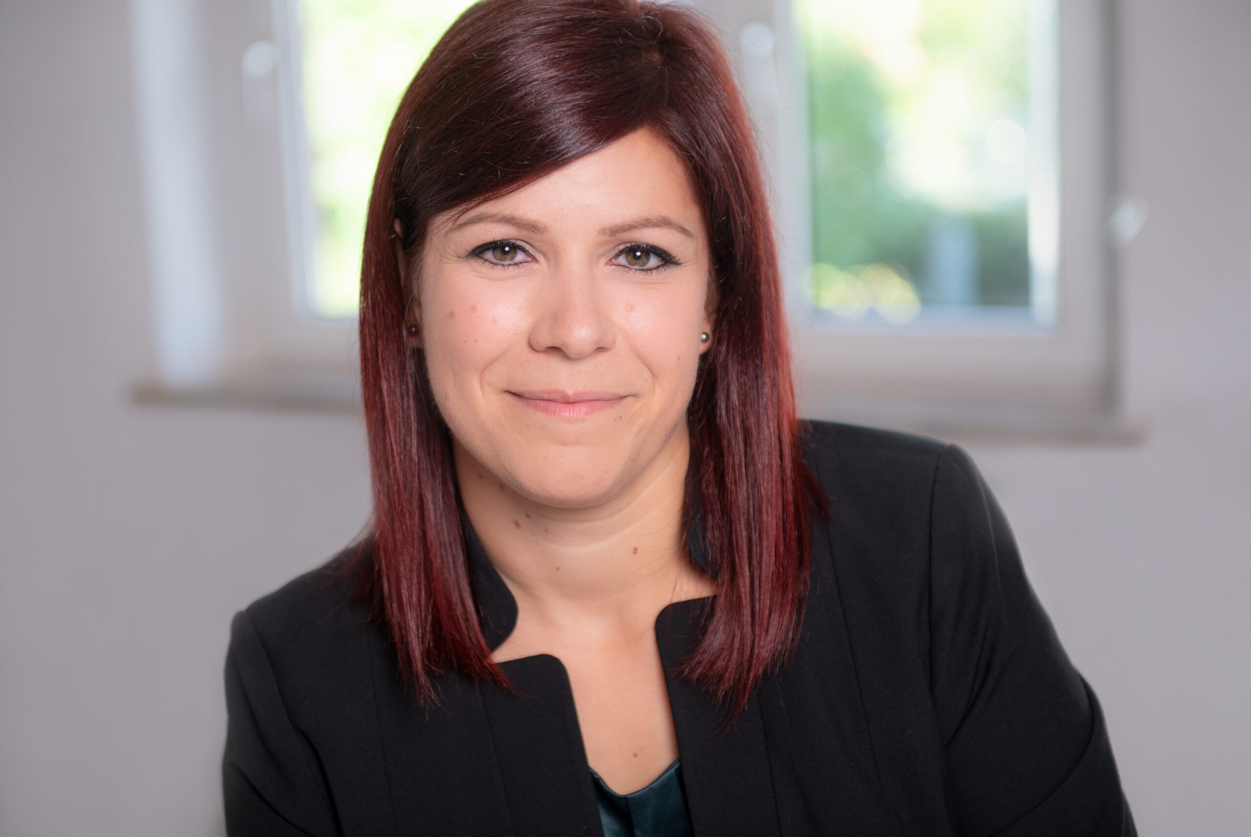 Porträt von Forscherin mit roten Haaren und schwarzer kleidung
